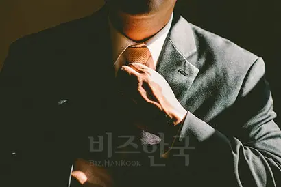 꼰대가 멋진 어른으로 바뀔 리는 없지만, 촌스런 아저씨가 멋진 아저씨로는 바뀔 수 있다.