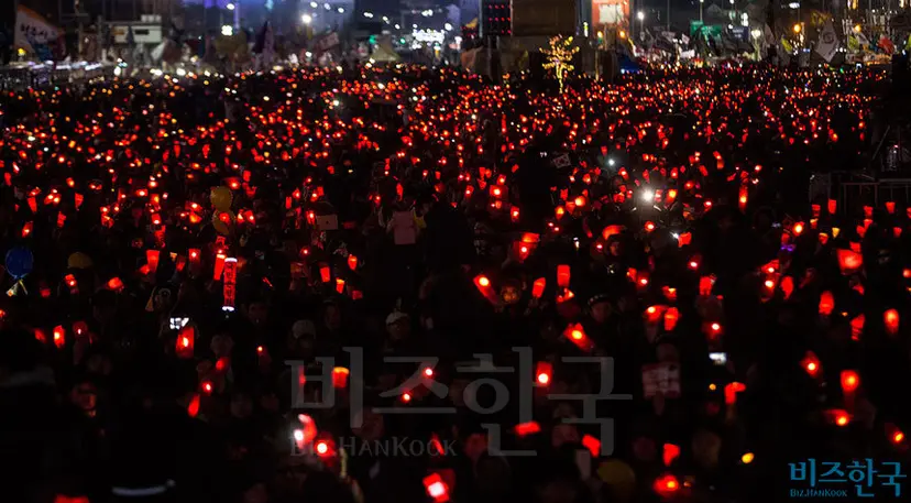촛불이 꽃이다. 우리는 촛불로 민주주의를 꽃피웠다. 바야흐로 진짜 봄이다. 사진=고성준 기자