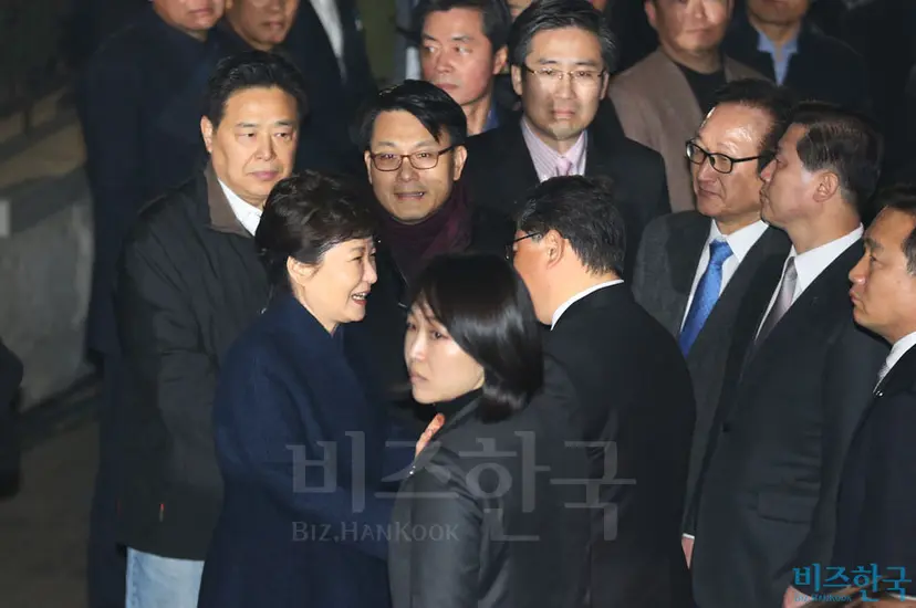 지난 12일 저녁 박근혜 전 대통령이 삼성동 자택으로 와 친박계 의원 등과 인사를 나누고 있다. 윤상현 의원 옆에 탄핵심판 때 대리인을 맡았던 손범규 변호사의 모습도 보인다. 손 변호사는 다시 박 전 대통령 변호에 나설 예정이다. 사진=사진공동취재단