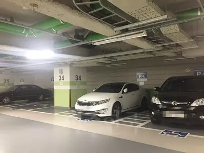 전경련 회관 지하주차장의 장애인 전용 주차구역. 시설은 우수하지만 불법주차가 대부분이다. 사진=박혜리 기자