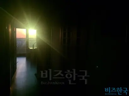 해가 질 때마다 내일이 오리라는 것을 알고 있음에도 서글 퍼지는 것은 왜일까.