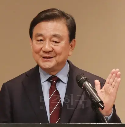 중앙일보와 JTBC의 홍석현 회장이 사임하기로 해 설왕설래가 한창이다. 사진은 지난 2월 9일 ‘2017 학교법인 원광학원 보직자 연수’에서 강연하는 홍석현 회장. 사진=연합뉴스