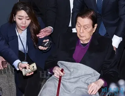 신격호 롯데그룹 총괄회장이 20일 오후 서울 서초구 서울중앙지법에서 열린 롯데 총수 일가 첫 정식 재판에 출석하고 있다. 사진=최준필 기자