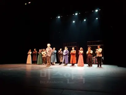 배우들에게 엄청난 연습량을 요구한 ‘카라마조프가의 형제들’의 마지막 무대 인사 모습.