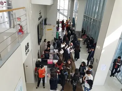 도전만으로도 대단했던 연극이 흥행까지 잡았다. 입장 전 극장 로비가 붐볐다.