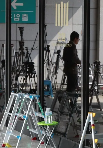 박근혜 전 대통령의 검찰 소환을 이틀 앞둔 19일 서울 서초구 서울중앙지검 입구에서 취재진의 사다리가 놓여있다. 사진=연합뉴스