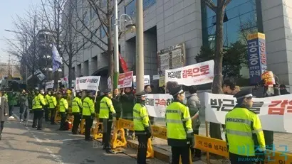 검찰청 정문(동문)을 바라보고 오른편에는 구속 수사를 주장하고 있는 측의 집회가 이어졌다. 사진=봉성창 기자