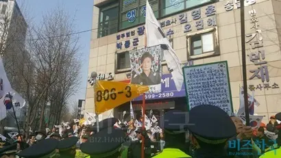 검찰청 삼거리 왼편 코너에는 친박 단체가 끊임없이 탄핵 무효를 외치며 집회를 이어나갔다. 사진=봉성창 기자