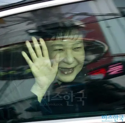 지난 22일 오전 피의자 조사와 밤샘 조서 검토를 마친 박근혜 전 대통령이 검찰을 나와 삼성동 자택에 도착 하고 있다. 사진=임준선 기자