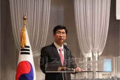 ‘환경부 관피아라’는 불명예를 안게 된 한국건설자원협회의 5대 협회장 김형섭 전 원주지방환경청장. 3년 임기를 마친 그는 6대 협회장 연임을 위해 단독 협회장 후보로 출마했다. 사진=한국건설자원협회 홈페이지