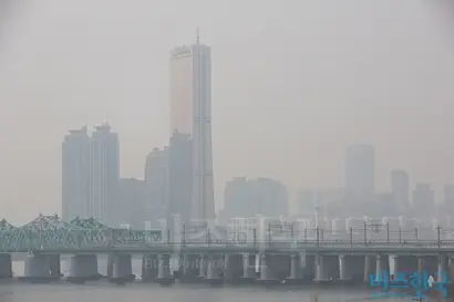 한강대교 인근에서 바라본 서울 도심이 미세먼지로 가득 차 있다. 사진=고성준 기자