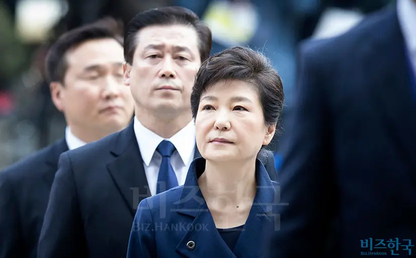 박근혜 전 대통령이 30일 오전 서울 서초구 서울중앙지방법원에 영장실질심사를 받기 위해 입장하고 있다. 사진=사진공동취재단