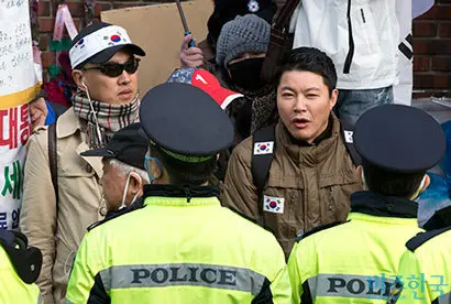 삼성동 자택에서는 박 전 대통령의 제부인 신동욱 공화당 총재의 모습도 보였다. 사진=사진공동취재단