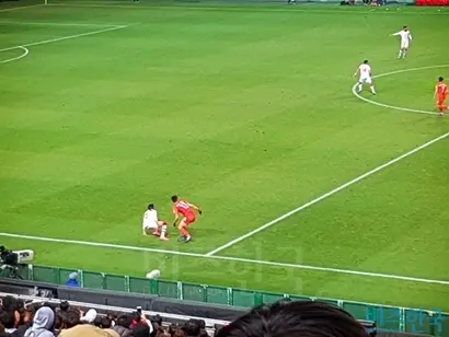 경기 중간 서로 엉켜 넘어진 두 선수는 약 30초간 앉아 있다 결국 심판이 끝내 봐주지 않자 자리를 털고 일어났다.