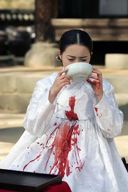 드라마 ‘왕과 나’에서 폐비 윤 씨가 사약을 먹고 피를 토한 모습. 그러나 사약을 먹는다고 피를 토하고 바로 죽지는 않는다. 사진=SBS 제공