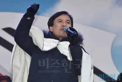 박근혜 전 대통령의 구속영장이 청구되자 김진태 의원은 “궁궐에서 쫓겨나 사저에서 눈물로 지새우는 여인에게 사약을 내리는 격”이라고 말했다. 사진=비즈한국DB