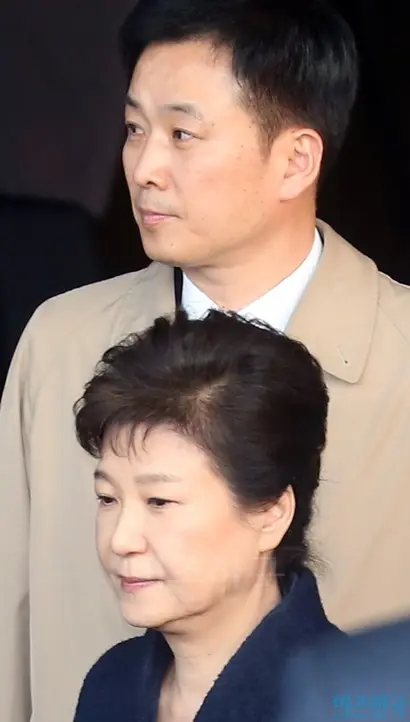 박근혜 전 대통령이 22일 오전 검찰조사를 마치고 서울 서초구 서울중앙지검 청사를 나서고 있다. 위는 박 전 대통령의 변호인 유영하 변호사. 사진=사진공동취재단