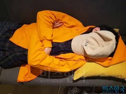 새벽을 지나 아침을 향하면서 잠에 빠져든 참가자를 쉽게 찾아볼 수 있다.