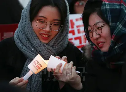 촛불집회가 변화를 가져올 수 있었던 것은 서로 다른 우리가 손잡고 함께했기 때문이다. 사진=사진공동취재단