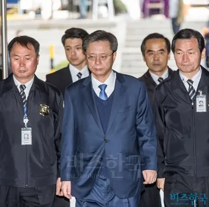 우병우 전 청와대 민정수석에 대한 구속영장이 기각됐다. 영장실질심사를 받기 위해 11일 오전 서울 서초동 서울중앙지방법원으로 들어서는 우 전 수석. 사진=최준필 기자