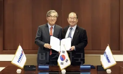 유창근 현대상선 대표(왼쪽)와 정성립 대우조선해양 대표(오른쪽)가 초대형유조선 신조 발주를 위한 건조의향서(LOI)에 서명을 마치고 기념촬영을 하고 있다. 사진=현대상선 제공
