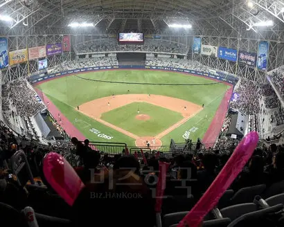 프로야구 한 경기는 장편영화 한 편을 보는 것만큼 흥미진진하다. 사진=KBO