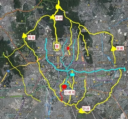 신세계백화점 터에서 바라볼 때 남산은 주산(主山), 북악산과 응봉은 조산(祖山)이다. 이와 같은 터를 회룡고조형이라 한다. 할아버지의 품에서 보호받는 손주처럼 편안하고 안정적인 곳이다.