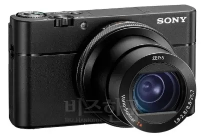 소니 RX100 V는 최고 수준의 사양으로 이미지 센서 1인치급 하이엔드 카메라 시장서 1위 자리를 굳건히 지키고 있다. 사진=소니 홈페이지