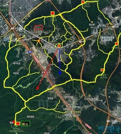 과거 안골마을은 재운이 부족한 산골 마을로 평가됐지만, 양재동과 성남을 잇는 대로가 뚫리면서 재운이 좋아졌다. 박 전 대통령의 내곡동 주택은 이명박 전 대통령 일가의 사저 논란이 불거진 곳보다 풍수적으로 좋지는 않으나 형기적인 조건은 잘 갖춰져 있다.