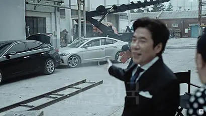 TV광고와 달리 ‘신차교환’은 신차 구입가의 30%가 넘는 수리비가 나올 정도의 큰 사고에만 적용된다. 현대차 측은 “광고에선 어려운 내용을 쉽게 설명하려다 보니 모든 내용을 다 담지는 못한다”고 설명했다. 사진=현대자동차 TV광고 캡처