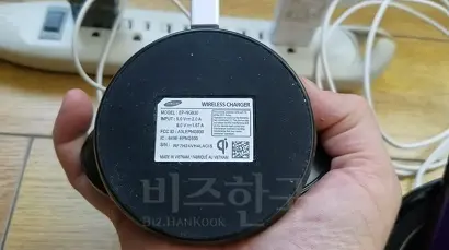 삼성전자 측은 영상에 등장하는 충전기의 시리얼 넘버 확인 결과 모조품이라고 밝혔다. 사진=유튜브 영상 캡처