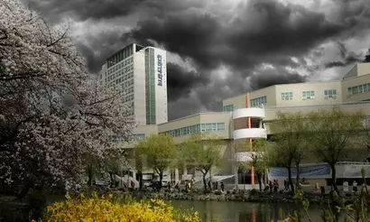 인하대학교가 대학발전기금으로 사들인 한진해운 회사채 130억 원의 회수 여부가 불투명해지며서 학내 갈등이 커지고 있다. 인하대 전경과 먹구름 이미지 합성. 사진=인하대학교 홈페이지