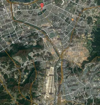 위쪽 빨간 점은 롯데월드 타워, 하단에는 서울공항 활주로가 보인다. 사진=구글 지도 캡처