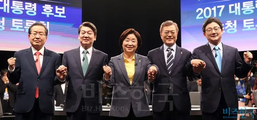 우리도 이제 빛나는 대통령을 가질 때가 됐다. 지난 25일 ‘중앙일보-JTBC-한국정치학회 공동주최 2017 대통령 후보 초청 토론회’에 앞서 기념촬영을 하고 있다. 사진=국회사진취재단