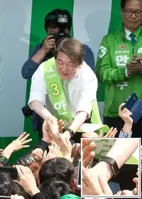 안철수 국민의당 대선후보가 지난 1일 인천터미널역 인근에서 시민들에게 지지를 호소하고 있다. 사진=고성준 기자