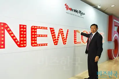 4월 25일 롯데그룹이 밝힌 지배구조 개편안을 보면 지배구조의 정점에 있는 호텔롯데에 대한 언급은 빠져 있다. 이 때문에 호텔롯데를 중심으로 하는 일본롯데와 롯데쇼핑을 중심으로 하는 한국롯데가 계열분리를 할 수도 있다는 가능성이 제기된다. 사진=최준필 기자