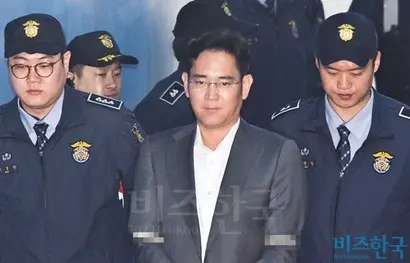 이재용 삼성전자 부회장이 지난 4월 7일 오전 서울 서초동 서울중앙지법에서 열린 첫 공판에 출석하고 있다. 사진=최준필 기자