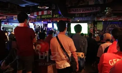 안양에 위치한 리버풀펍을 찾아 축구 경기를 관람하는 팬들의 모습. 사진=민웅기 기자
