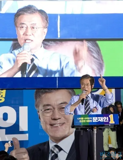 지난 8일 저녁 제19대 대통령선거에 나선 문재인 더불어민주당 대선후보가 광화문 광장에서 마지막 거리유세를 펼쳤다. 사진=이종현 기자