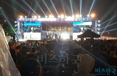 9일 오후 8시 20분께 서울 광화문 JTBC 대선 개표 방송 무대. 사진=봉성창 기자