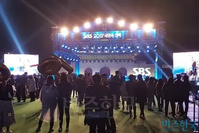 9일 오후 8시 20분께 서울 광화문에 마련된 KBS(위)와 SBS 대선 개표 방송 무대. 사진=봉성창 기자
