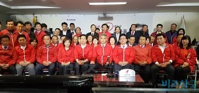 9일 오후 서울 여의도 자유한국당 당사에서 당 지도부가 굳은 표정으로 제19대 대선 출구조사 결과를 지켜보고 있다. 사진=임준선 기자