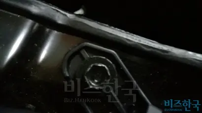 이 씨 차량의 보닛 뚜껑을 열면 앞쪽 상부 좌우 볼트를 풀고 조인 흔적도 있다. 볼트의 페인트가 벗겨져 있다. 사진=이 씨 제공