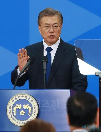 문재인 제19대 대한민국 대통령이 10일 오후 서울 여의도 국회 로텐더홀에서 열린 취임식에서 선서를 하고 있다. 사진=국회사진취재단