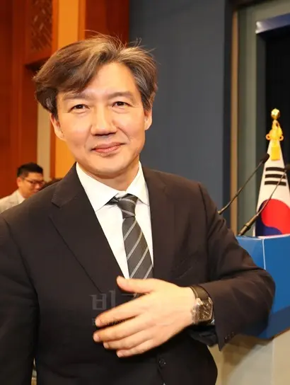 조국 청와대 민정수석이 11일 오전 청와대 춘추관 대 브리핑실에서 취재진과의 질의·응답을 마치고 이동하고 있다. 사진=연합뉴스