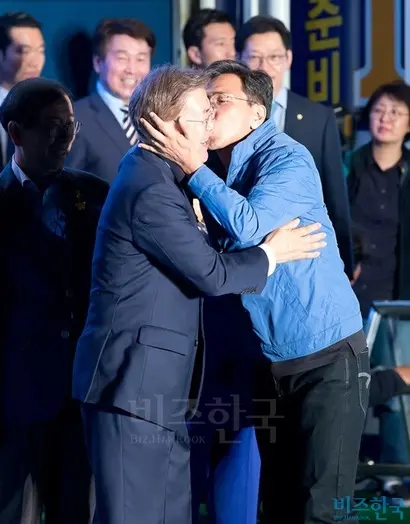 문재인 대통령이 광화문광장에서 당선 인사를 통해 “새로운 대한민국을 위해 그분들과 함께 손잡고 미래를 위해 같이 전진하겠다”며 “저를 지지하지 않았던 분들도 섬기는 통합 대통령이 되겠다”고 말했다.  사진=임준선 기자