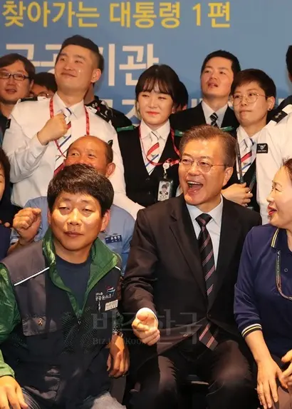 문재인 대통령이 12일 인천공항공사에서 열린 ‘찾아가는 대통령, 공공부문 비정규직 제로시대를 열겠습니다!’ 행사를 마친 뒤 참석자들과 기념촬영을 하고 있다. 사진=연합뉴스