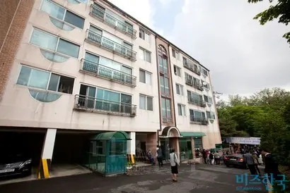 문재인 대통령 사저는 인정과 재물이 따르는 명당이나, 용호를 이루는 산줄기가 부드러운 토산이 아닌 암석으로 이뤄져 있어 완벽한 명당이라 할 수는 없다. 기운이 너무 강해서 사람에 따라 길흉이 다르게 나타날 것이다. 사진=박정훈 기자