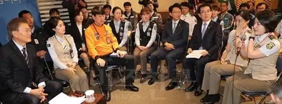 지난 5월 12일 오전 문재인 대통령이 인천공항공사에서 열린 ‘찾아가는 대통령, 공공부문 비정규직 제로시대를 열겠습니다’ 행사에서 인천공항공사 비정규직 직원들과 대화하고 있다. 사진=연합뉴스