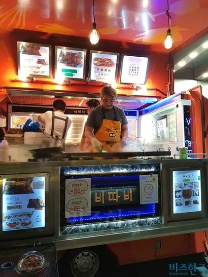 동대문야시장 상인들 사이에서 인기가 높은 비따비 푸드트럭.